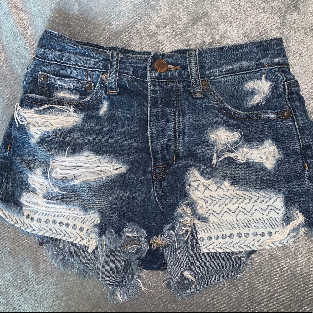 AMERICAN EAGLE VINTAGE HI-RISE FESTIVAL SHORTS